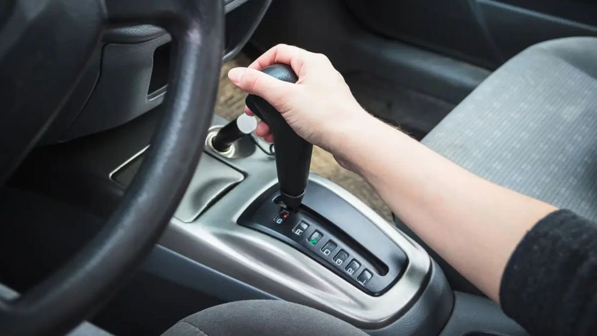 Motorista usando alavanca de câmbio automático