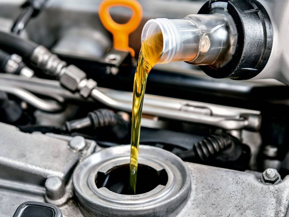 Óleo de motor sendo abastecido no motor do carro